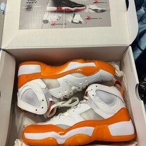 Women’s Jumpman Two Trey 
White/Starfish-Black